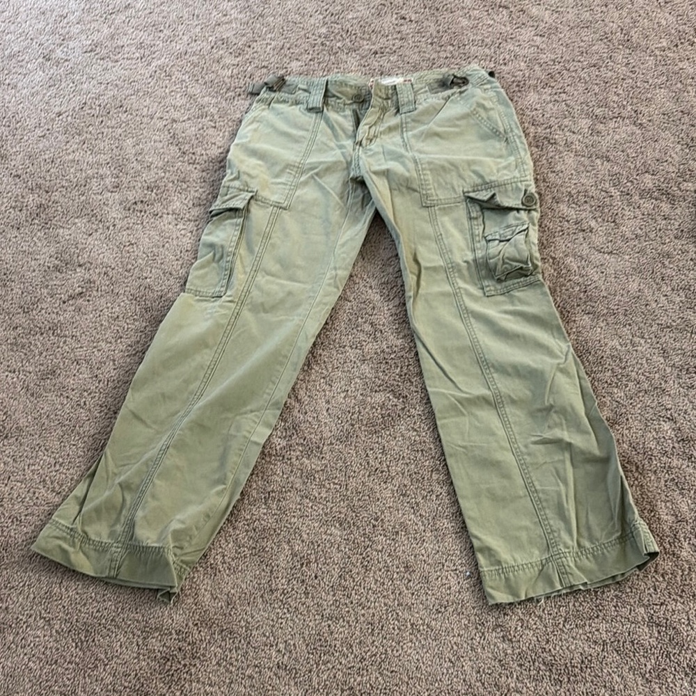 Olive low rise cargo pants size small or xs. Waist can be adjusted.